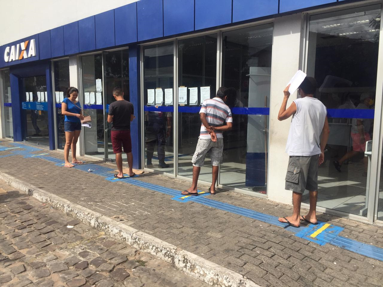 Filas após demarcação de espaços em bancos e lotéricas em Teresina